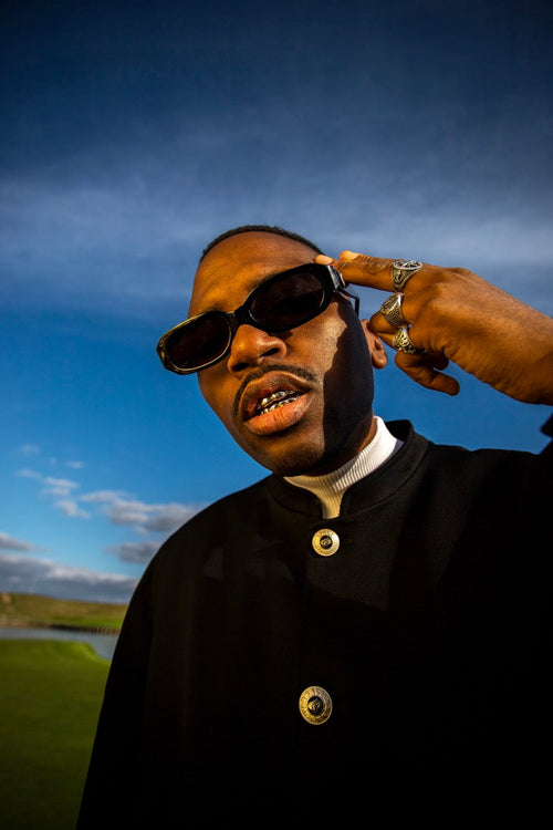 Le rappeur Prince Waly avec des lunettes de soleil
