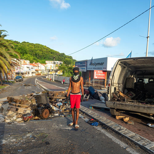 Photographie d'un manifestant contre la vie chère aux Antilles