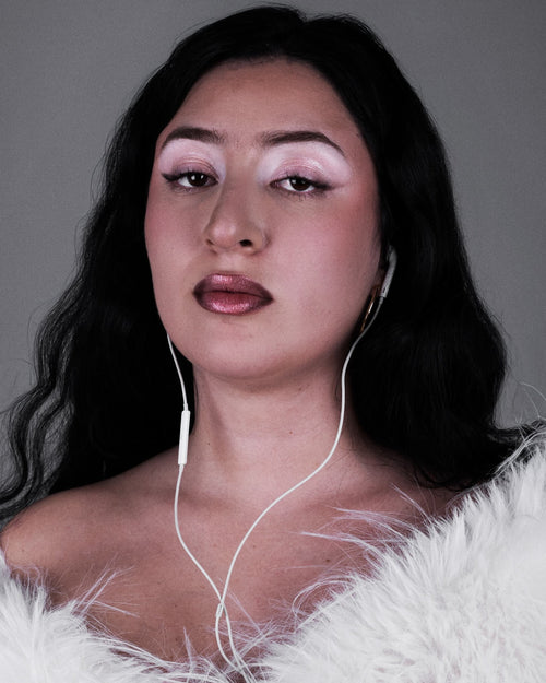 La rappeuse 32 plan serré sur son visage avec des écouteurs dans les oreilles