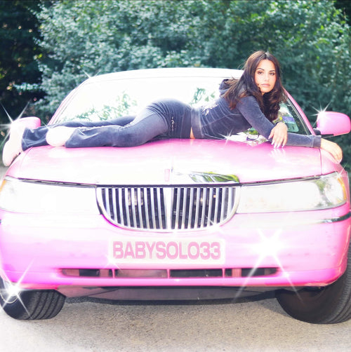 Pochette de Radio $ummer Hits avec BabySolo33 allongée sur une voiture rose