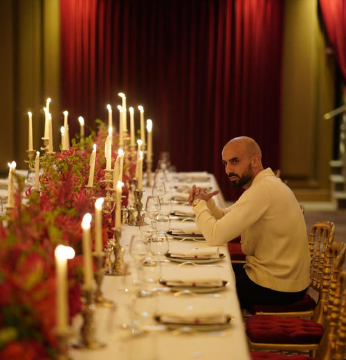 Photographie du compositeur Tarik Azzouz assis à une table