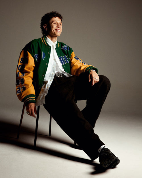 Danyl assis sur une chaise avec les jambes tendues