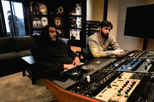 Les producteurs Sokol et Eliyel dans un studio