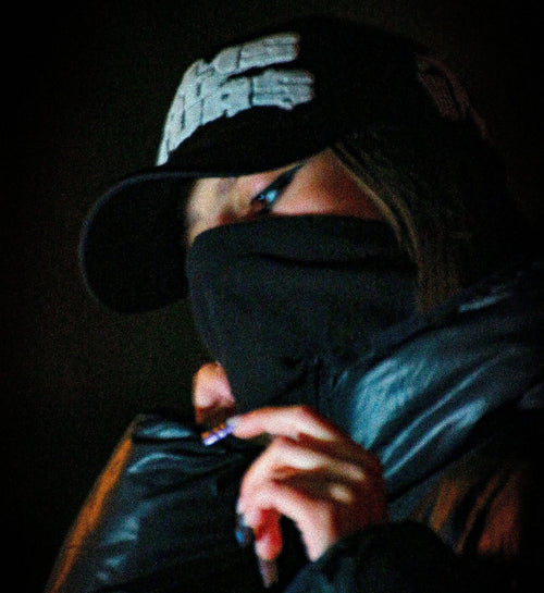 Photographie de la rappeuse Douze Déluge masquée