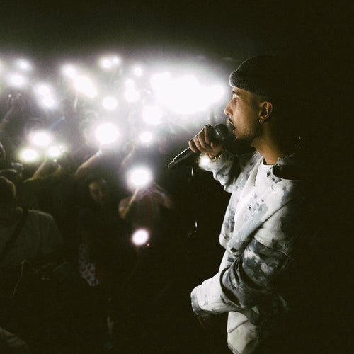 Le rappeur Heskis devant une foule de spectateurs
