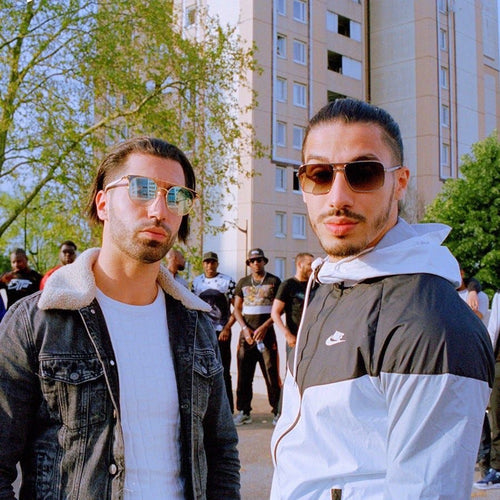 PNL pris en photo devant un immeuble