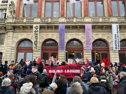 Photographie de la manifestation devant la Gaîté Lyrique
