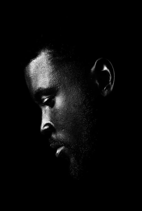Le rappeur Damso en noir et blanc