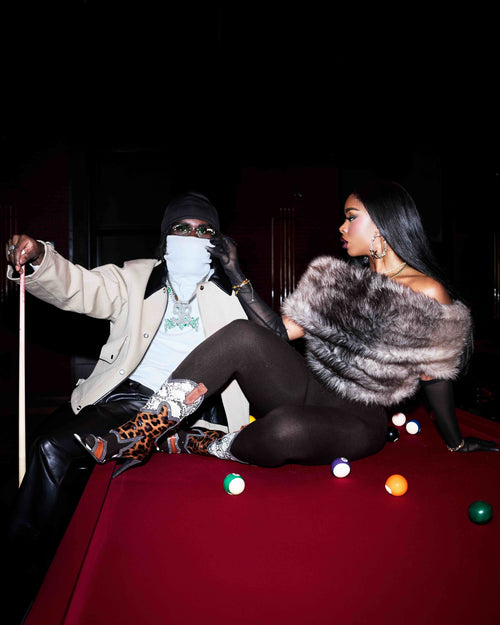 Kerchak et Bamby, assis sur un billard