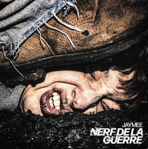 La tête de Jaymee écrasée par une chaussure