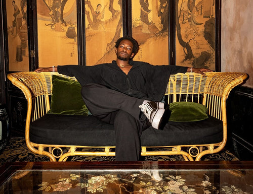 Le compositeur Jeez Suave assis sur un fauteuil