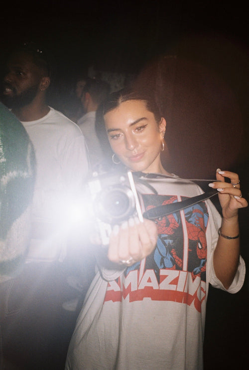 Lea Esmaili avec un appareil photo dans les mains