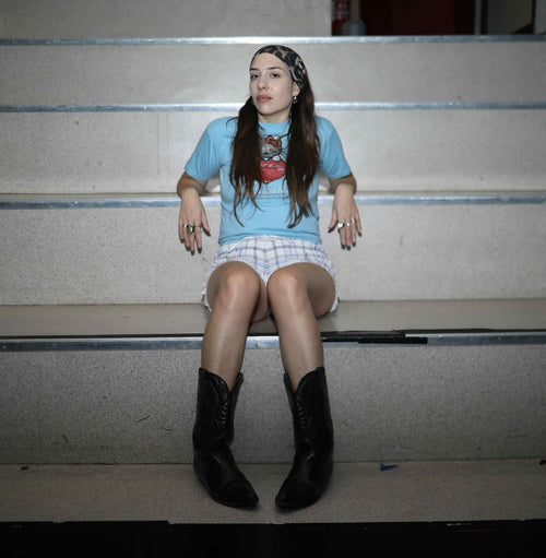 La militante Lola Levent prise en photo assise sur un escalier