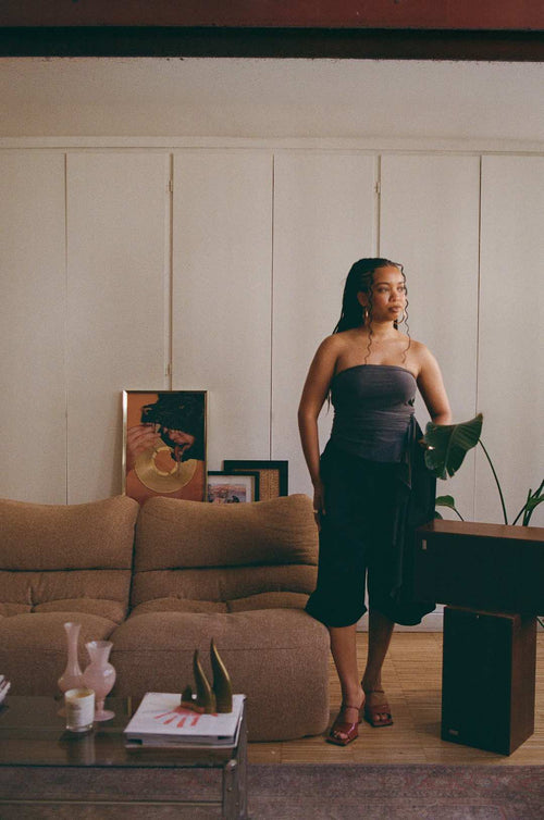 Manon Sabze manageuse dans son appartement 