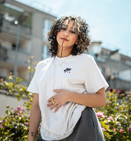 Photographie de la rappeuse Nayra, debout, dans un quartier de Saint-Denis