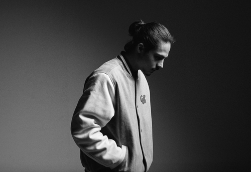 Photographie du rappeur NeS la tête baissée