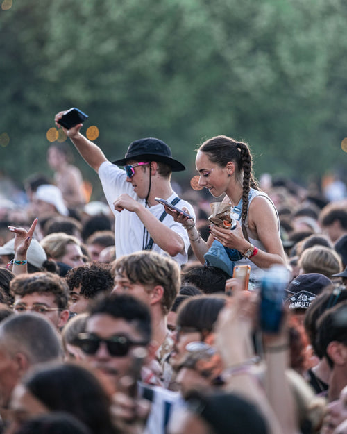 Deux personnes dans un public de festival