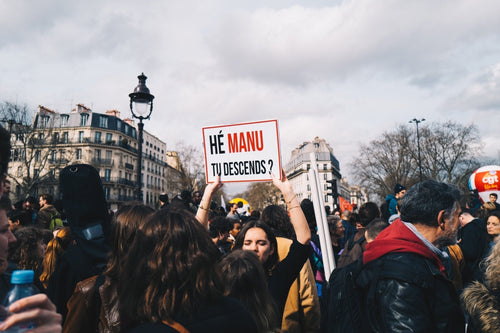 Photographie d'une pancarte de manifestant lors d'une manifestation contre la réforme des retraites à Paris