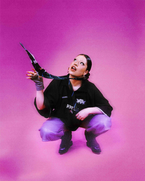 Photographie de l'artiste sheng à genoux