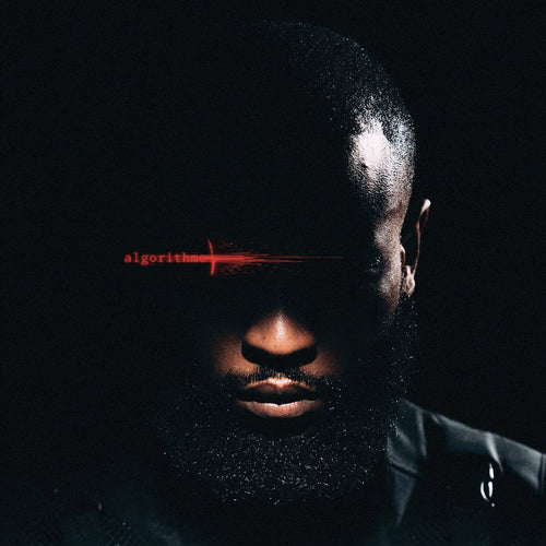 Le rappeur TH avec le visage dans l'ombre et l'inscription "Algorithme" sur le visage