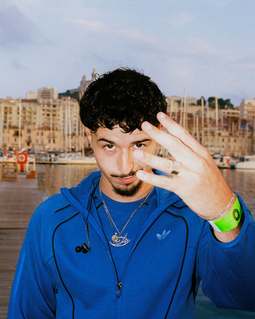 Typhee pochette ty devant un port de Marseille