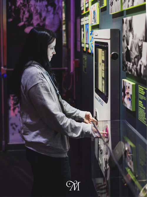 Zinée devant une gameboy