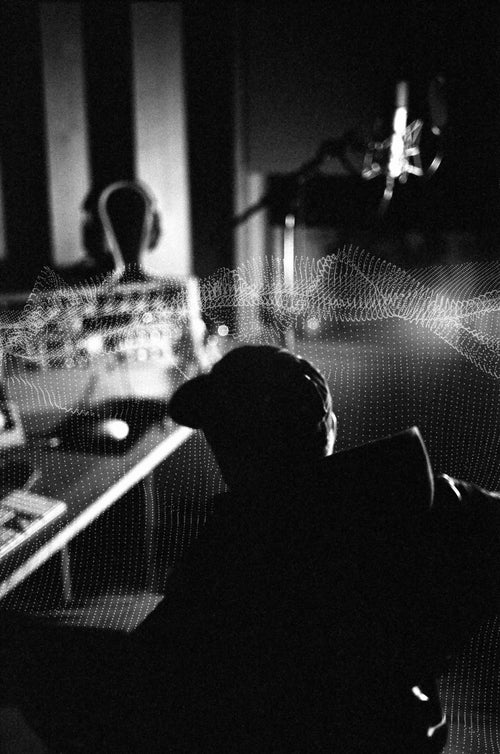 Photographie du producteur abel31, de dos, dans le noir de son studio