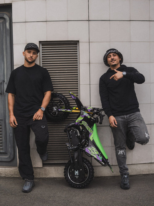 clubb29 devant une moto PW