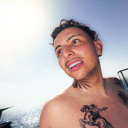 Le rappeur A6el sous un ciel bleu