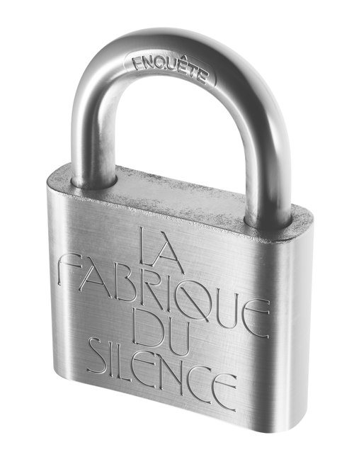 Un cadenas en métal avec gravé dessus : "La fabrique du silence"