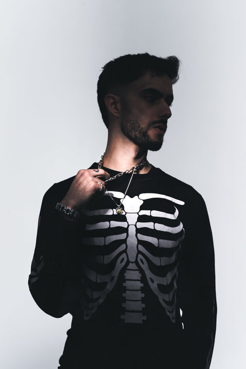 Le producteur ELIESG dans l'ombre avec un t-shirt squelette 