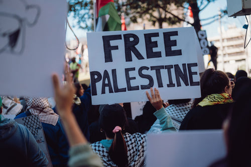 Une pancarte Free Palestine dans une manifestation appelant à la fin du génocide à Gaza